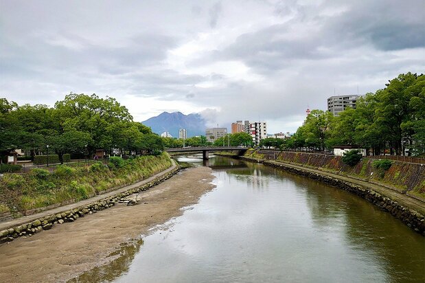 从甲突川远望樱岛 Ⓒ李琴峰