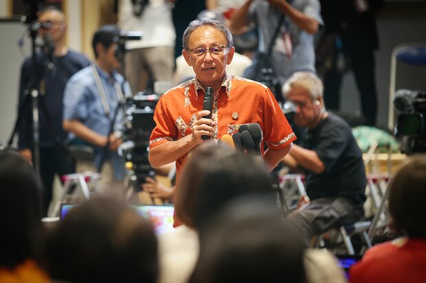落選が確実な情勢となり、会場に集まった支持者にあいさつする玉城デニー氏=2026年9月13日、那覇市(時事)