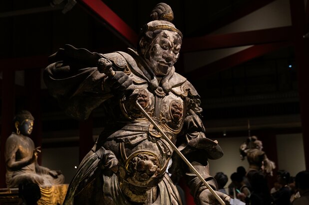 増长天的表情中，传达出他要竭力阻止妖魔鬼怪接近本尊的气概
