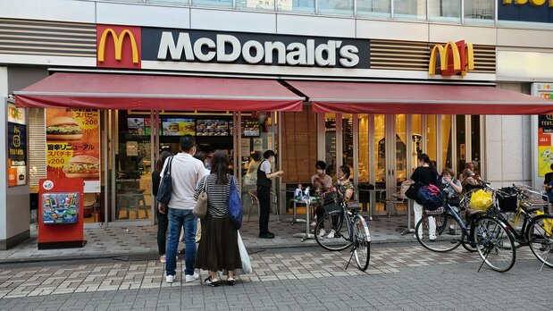 东京的一家麦当劳门店前排队的顾客（摄影：笔者）