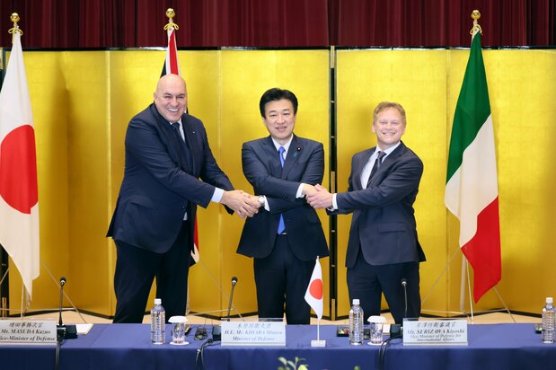 Japanese Minister of Defense Kihara Minoru (at center) shakes hands with British Minister of Defence Grant Shapps (right) and Italian Minister of Defense Guido Crosetto (left) at the Ministry of Defense in Tokyo on December 14, 2023. (© Jiji)