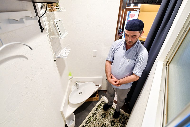 礼拝に臨むアリさん
