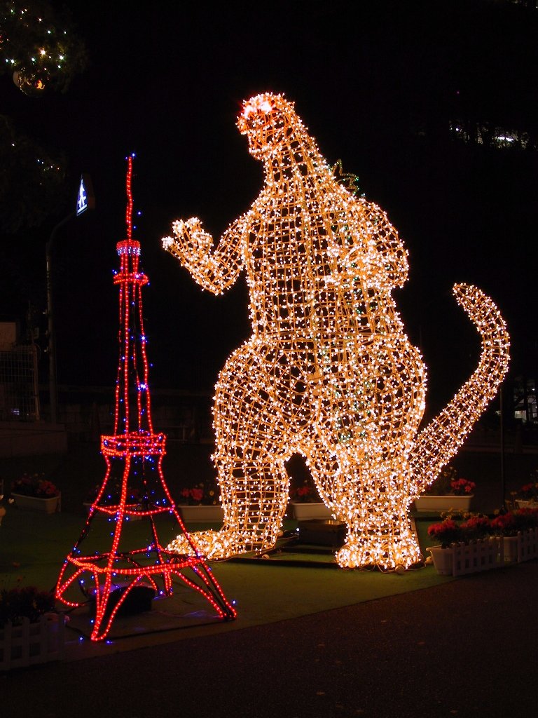 La Torre de Tokio, símbolo eterno de la capital, y Godzilla. ©PIXTA