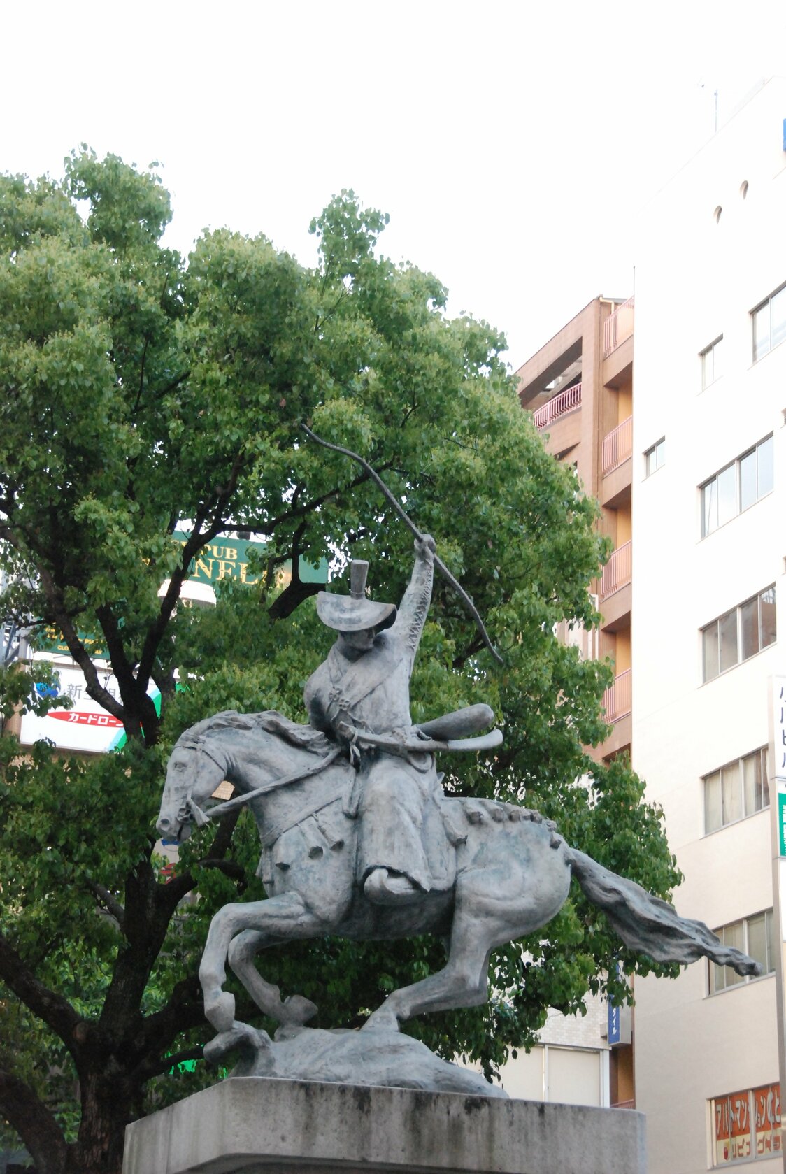 Estatua de Ōta Dōkan situada en la rotonda frente a la estación de Nippori. (Pixta)