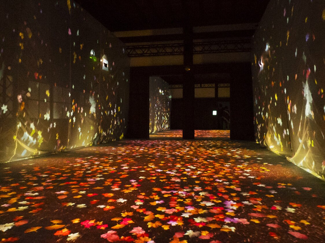 “Path of Falling Leaves” is an installation in the castle’s kitchens, which are themselves designated an Important Cultural Asset. Walking through here causes the leaves to move and creates sounds of leaves crunching underfoot.
