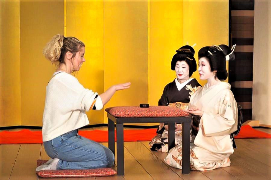 湯本見番で開催されるMeet Geishaでは、英語でお座敷遊びが楽しめる