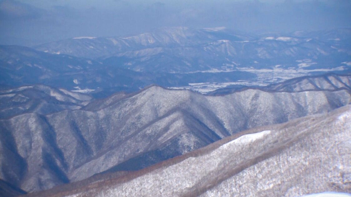 五葉山から北上山地の山々を望む