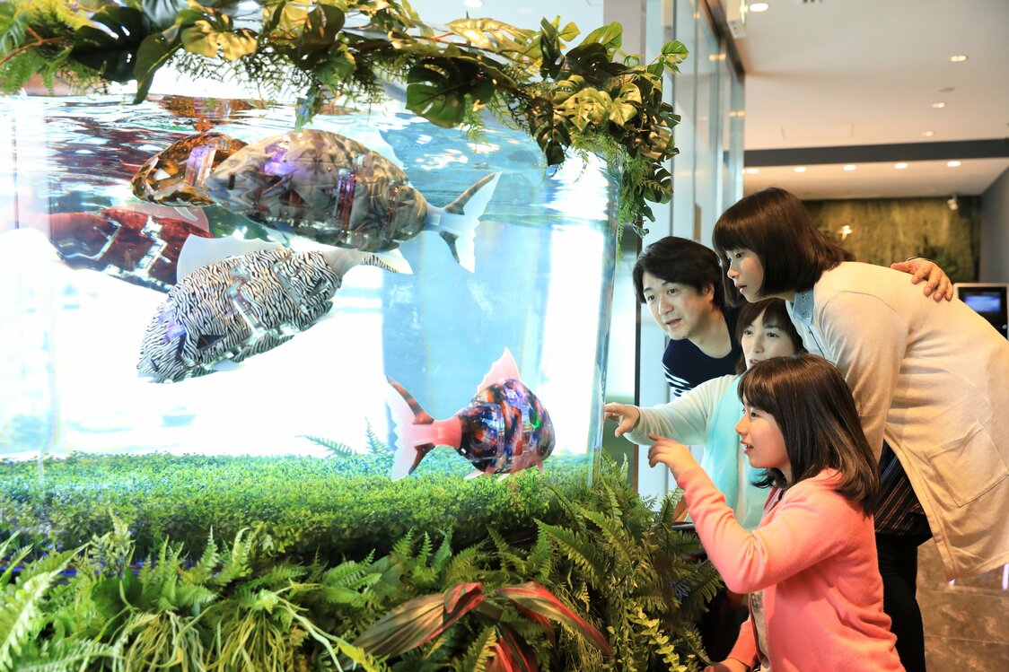 水槽で泳ぐ古代魚ロボットも人気　写真提供：変なホテル舞浜 東京ベイ