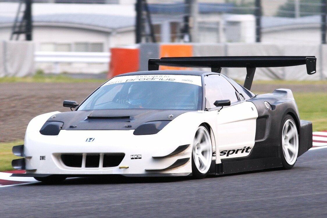 サーキットでのタイムアタックの聖地・茨城県の筑波サーキットを走る三重エスプリの傑作、NSX　写真：『Option』編集部