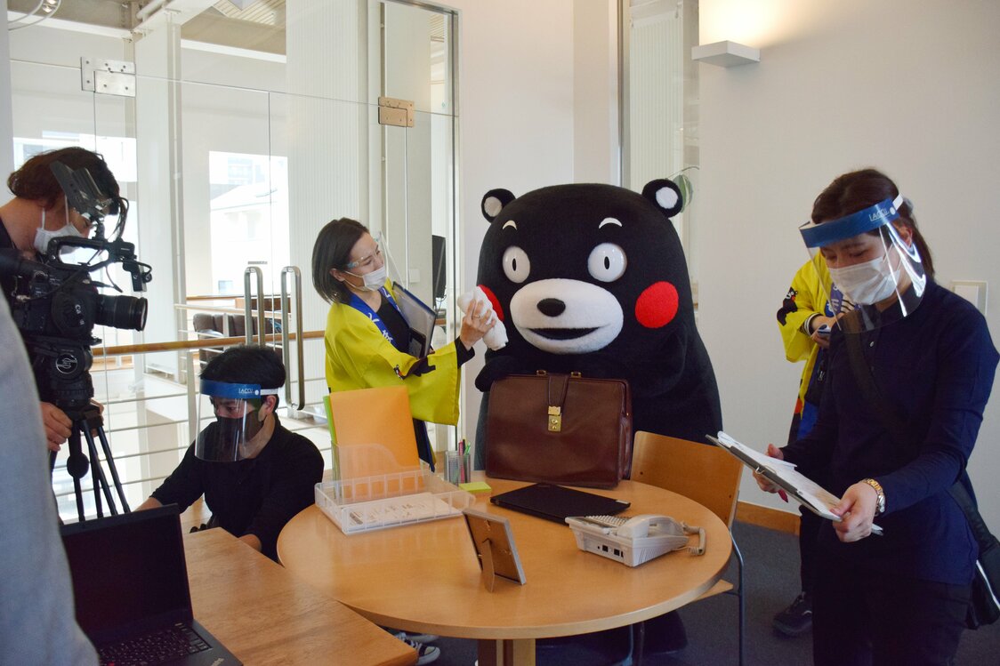 日本テレビ系列の熊本県民テレビ（熊本市）の情報番組に出演するくまモン＝2021年2月25日（時事）