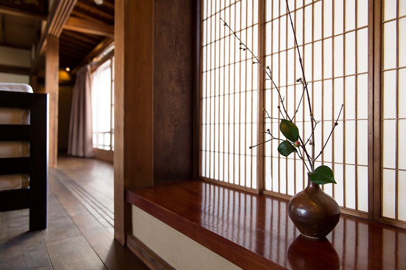 Detalles del diseño de interiores característico de las casas japonesas.