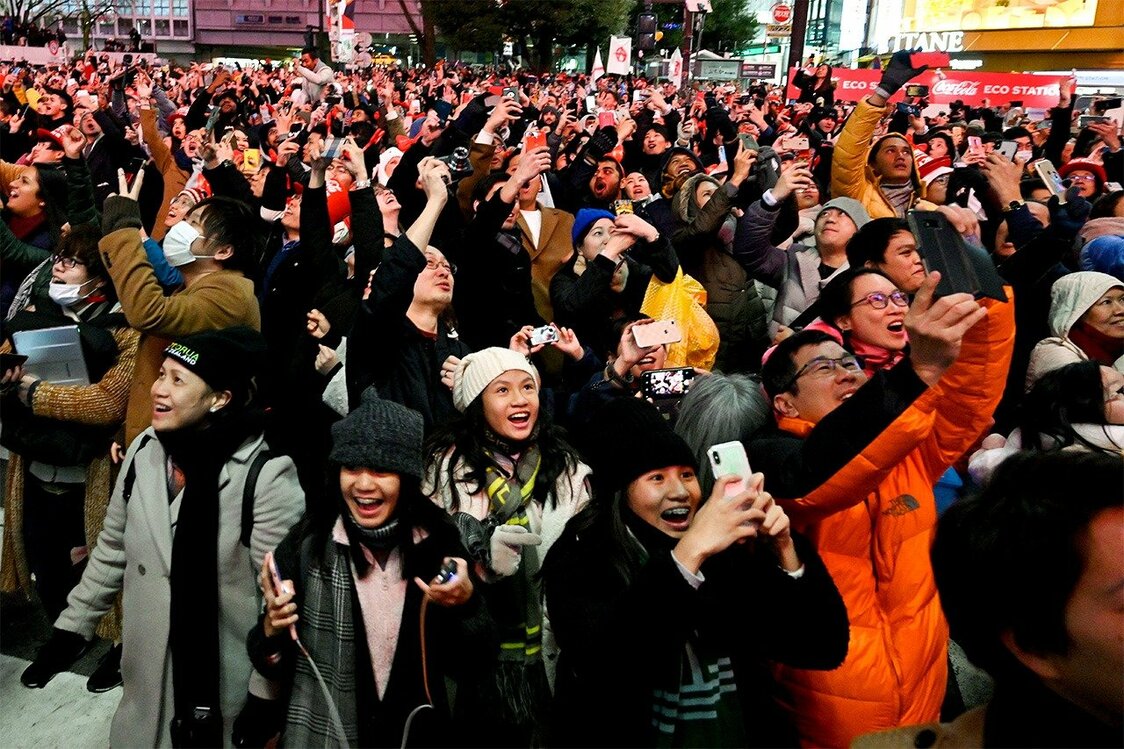 渋谷スクランブル交差点で行われた2019年カウントダウン・イベントで新年を祝う人たち＝2019年1月1日（時事）