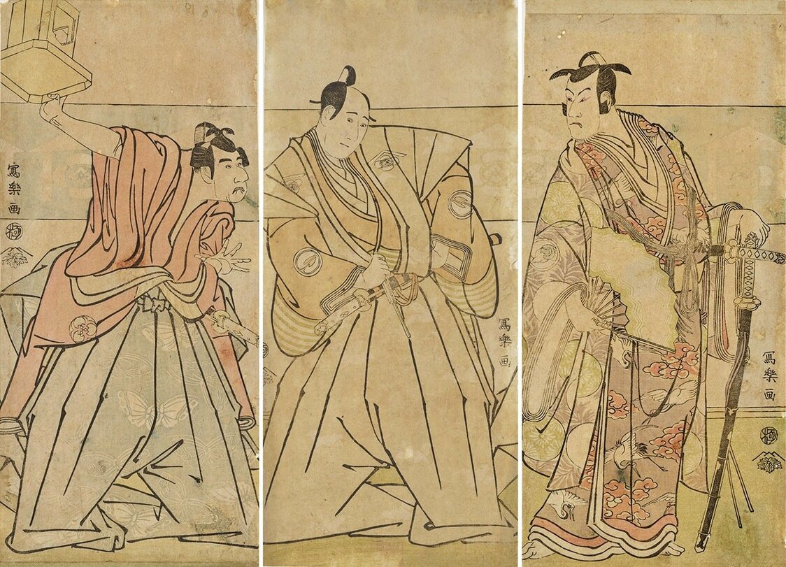De gauche à droite, « Bandô Mitsugorô II dans le rôle de Soga no Gorô Tokimune » (Nidaime Bandô Mitsugorô no Soga no Gorô Tokimune), « Sawamura Sôjûrô III dans le rôle de Soga no Jûrô Sukenari » (Sandaime Sawamura Sôjûrô no Soga no Jûrô Sukenari) et « Bandô Hikosaburô III dans le rôle de Kudô Saemon Suketsune » (Sandaime Bandô Hikosaburô no Kudô Saemon Suketsune). Les trois portraits combinés donnent à voir une scène d’une adaptation de l’histoire des frères du clan Soga donnée au Nouvel An. (Avec l’aimable autorisation du Musée national de Tokyo/Colbase)