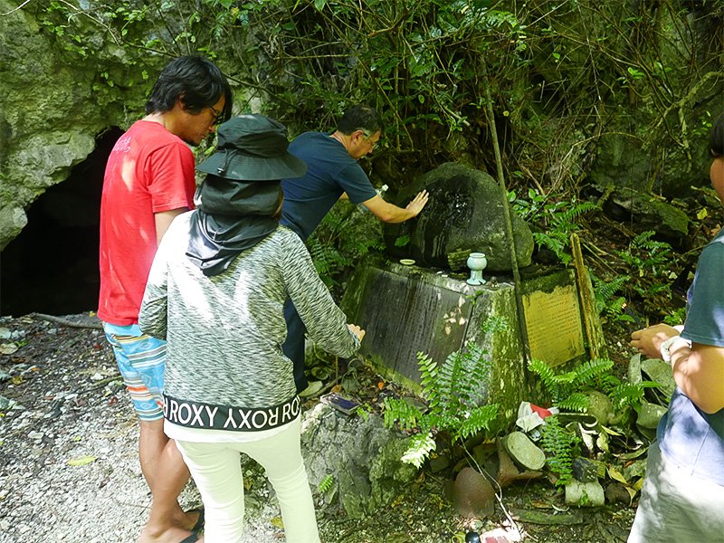 Une stèle érigée sur le site d’Ôyama où le colonel Nakagawa s’est donné la mort.