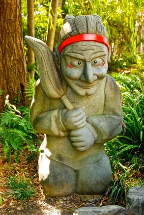 A stone statue depicting Abe no Seimei’s shikigami. (© Pixta)
