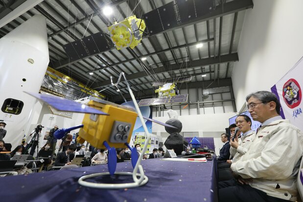 从隼鸟2号探测器分离的样本返回舱送达国内后，宇宙航空研究开发机构（JAXA）项目负责人津田雄一（右起第二人）等相关人员召开记者会，8日，位于相模原市的JAXA相模原研究中心（时事社）
