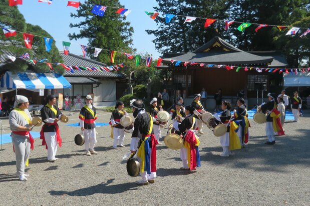 Tous les ans au mois d’octobre l’enceinte du sanctuaire héberge des concerts de musique de percussion samulnori et d’autres spectacles sur des thèmes coréens. (Avec l'aimable autorisation du sanctuaire de Koma)
