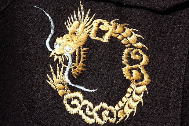 Un dragon brodé sur la poche d’un blouson sukajan.