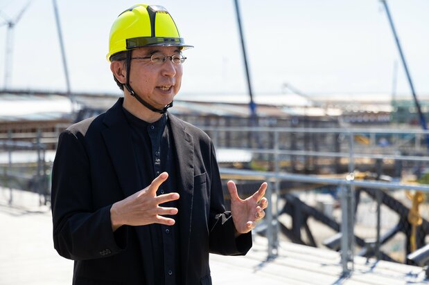 Design producer Fujimoto Sō can’t wait to walk a lap of the ring. (© Hashino Yukinori)