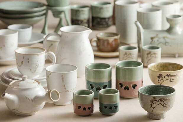 The gallery displays all kinds of Sōma ware, including plates, tea cups, and flower vases.