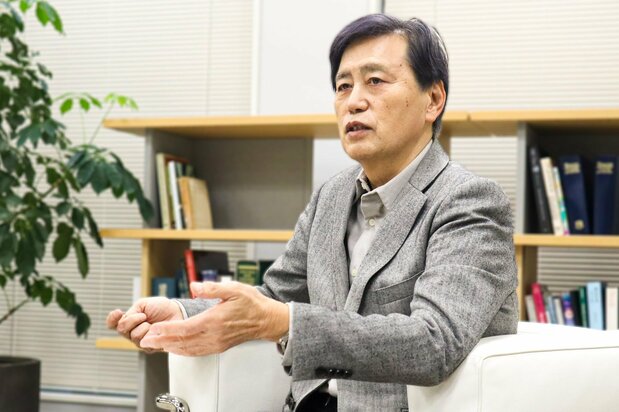 Menju Toshihiro habla sobre la importancia de los programas de integración y los cursos preescolares para extranjeros. (Fotografía de la redacción de nippon.com)