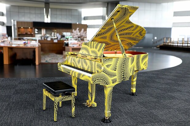 Un piano accessible aux visiteurs conçu par la créatrice Kusama Yayoi. (© Ogawa Hiroo)