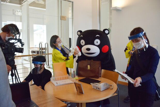 日本テレビ系列の熊本県民テレビ(熊本市)の情報番組に出演するくまモン=2021年2月25日(時事)