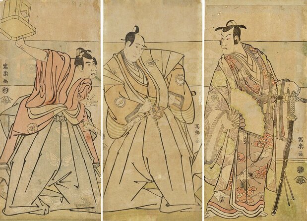 De gauche à droite, « Bandô Mitsugorô II dans le rôle de Soga no Gorô Tokimune » (Nidaime Bandô Mitsugorô no Soga no Gorô Tokimune), « Sawamura Sôjûrô III dans le rôle de Soga no Jûrô Sukenari » (Sandaime Sawamura Sôjûrô no Soga no Jûrô Sukenari) et « Bandô Hikosaburô III dans le rôle de Kudô Saemon Suketsune » (Sandaime Bandô Hikosaburô no Kudô Saemon Suketsune). Les trois portraits combinés donnent à voir une scène d’une adaptation de l’histoire des frères du clan Soga donnée au Nouvel An. (Avec l’aimable autorisation du Musée national de Tokyo/Colbase)