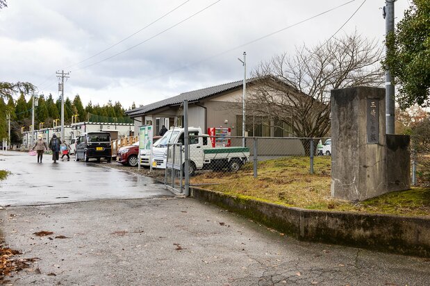 建在三崎中学操场上的临时安置房。集会所就在大门附近