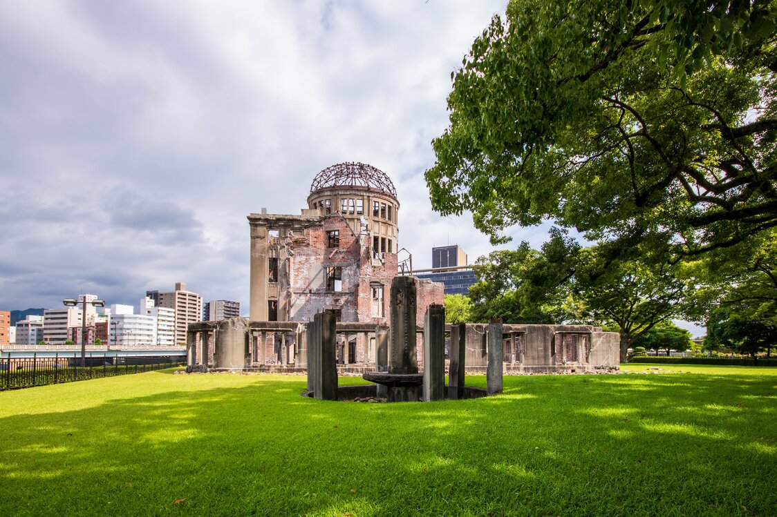 敷地の南はかつての洋風庭園。噴水の跡（写真中央）が往時をしのばせる