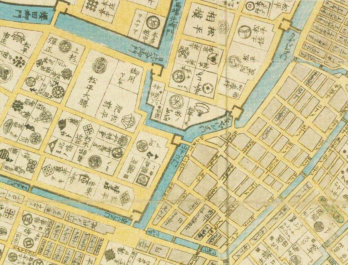 『安政改正御江戸大絵図』（国会図書館蔵）を山下御門中心に切り取った。「山シタ丁」を追記し、つなぎ目を加工修正している。「松平肥前」が鍋島家の上屋敷で、山下御門から日比谷御門までの堀が、外堀と内堀をつなぐのがよく分かる。山下御門に架かる橋は現在のJR線路下のトンネル辺りで、その架道橋の名称は「山下橋架道橋」である