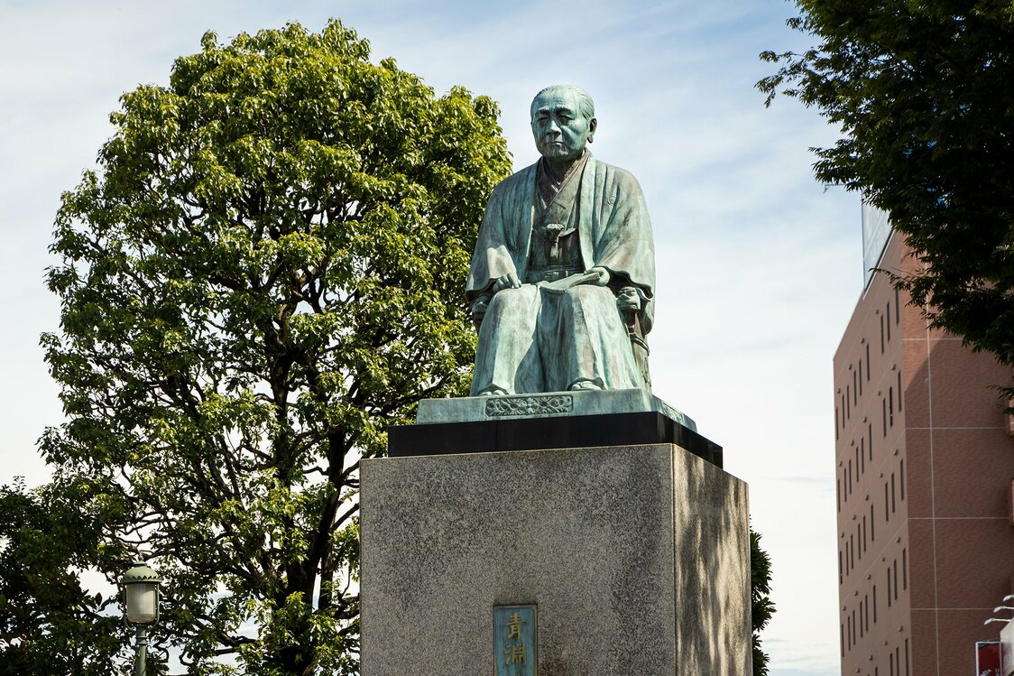 车站前的青渊（涩泽的雅号）广场上，建有涩泽荣一的铜像。后面的酒店也采用了红砖风格