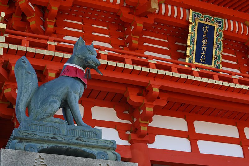 神灵的使者——狐狸，和楼门（楼门，门的一种，指的是上部建有屋檐的双层牌楼——译注）