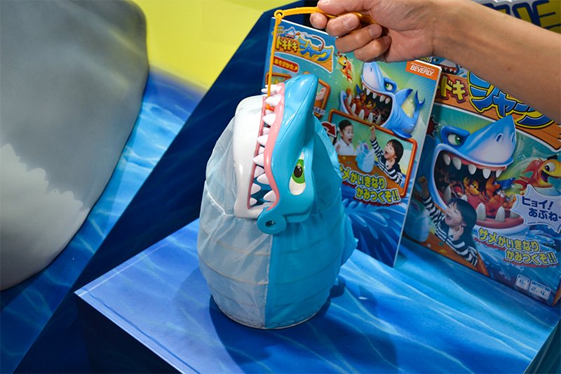 Doki doki shark de Beverly Enterprises. Un juego en el que hay que pescar los peces de las fauces de un tiburón.