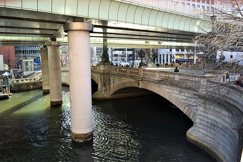 江戸幕府開幕の年に架けられた日本橋。現在の石造り二連アーチ橋は19代目で1911年に完成。関東大震災も東京大空襲も生き延び、現在も現役として使われる。