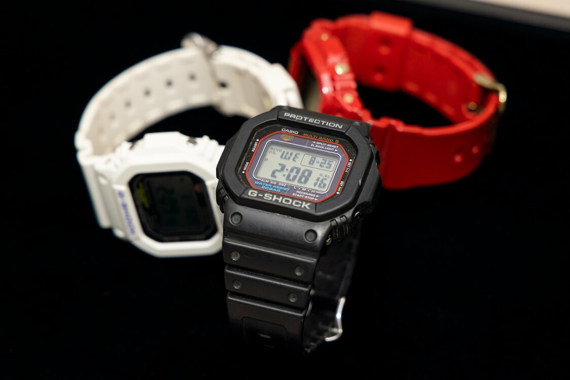 伊部さん愛用のG-SHOCKは、初期型デザインの3本。白は夏、黒は春秋、赤は冬用と使い分けている