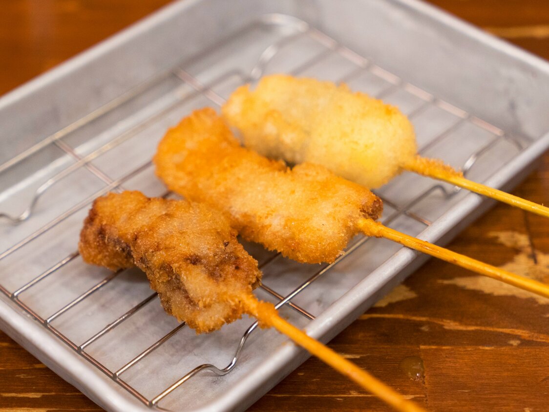 店自慢の串カツは1本100円~