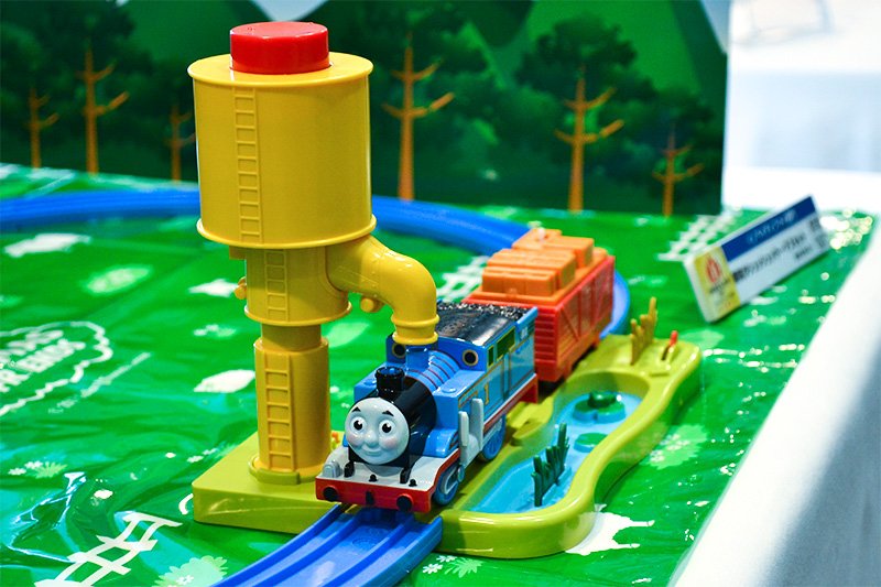 Jōki ga shusshu! Thomas set de Takara Tomy. Premiado en la categoría de Juguete Innovador. Este tren de juguete utiliza una nueva tecnología que le permite soltar un vapor con aspecto realista mientras circula.
