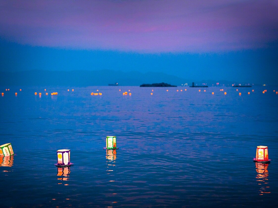 ご先祖さまへの思いが薄暮の瀬戸内海を漂う（白石島）