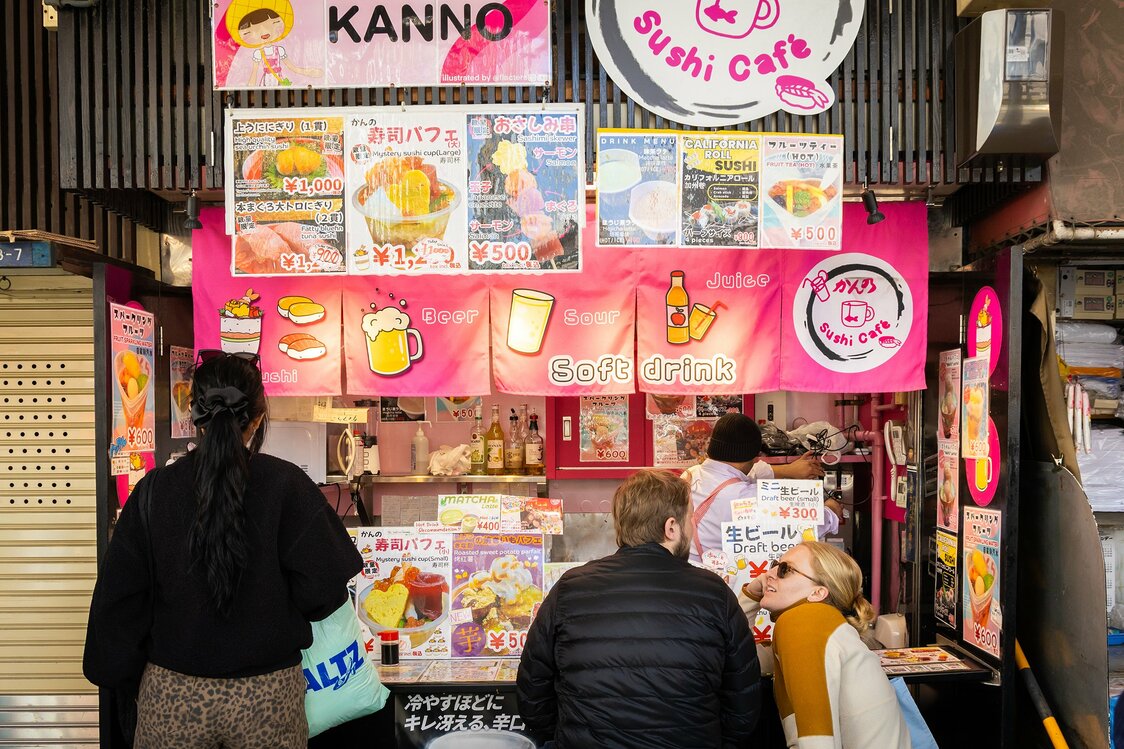 築地4丁目交差点のすぐ近く、もんぜき通りの入り口にあるSushi Café KANNO