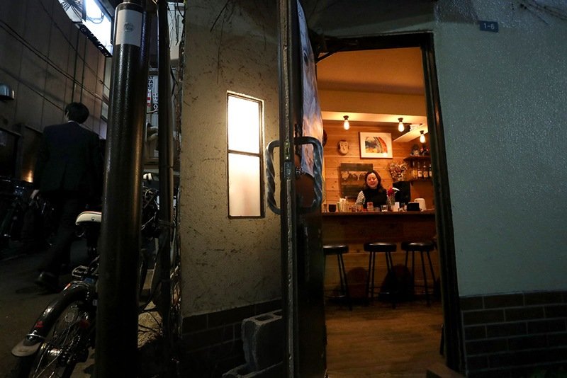 L’entrée du « Bar Miki », un des débits de boissons du Golden-gai. L’ambiance paisible qui en émane est plutôt rassurante.