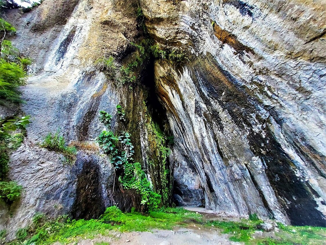臺東縣長濱鄉的旅遊勝地・八仙洞。距今至少3萬年前左右，這裡有人類生活的痕跡。