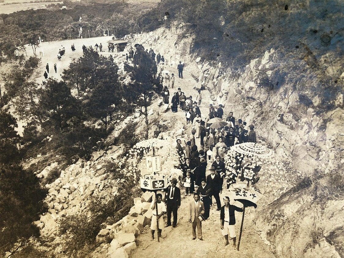 地熱谷裏山の道路を独力で拓き、開通式で先頭を歩く庄太郎