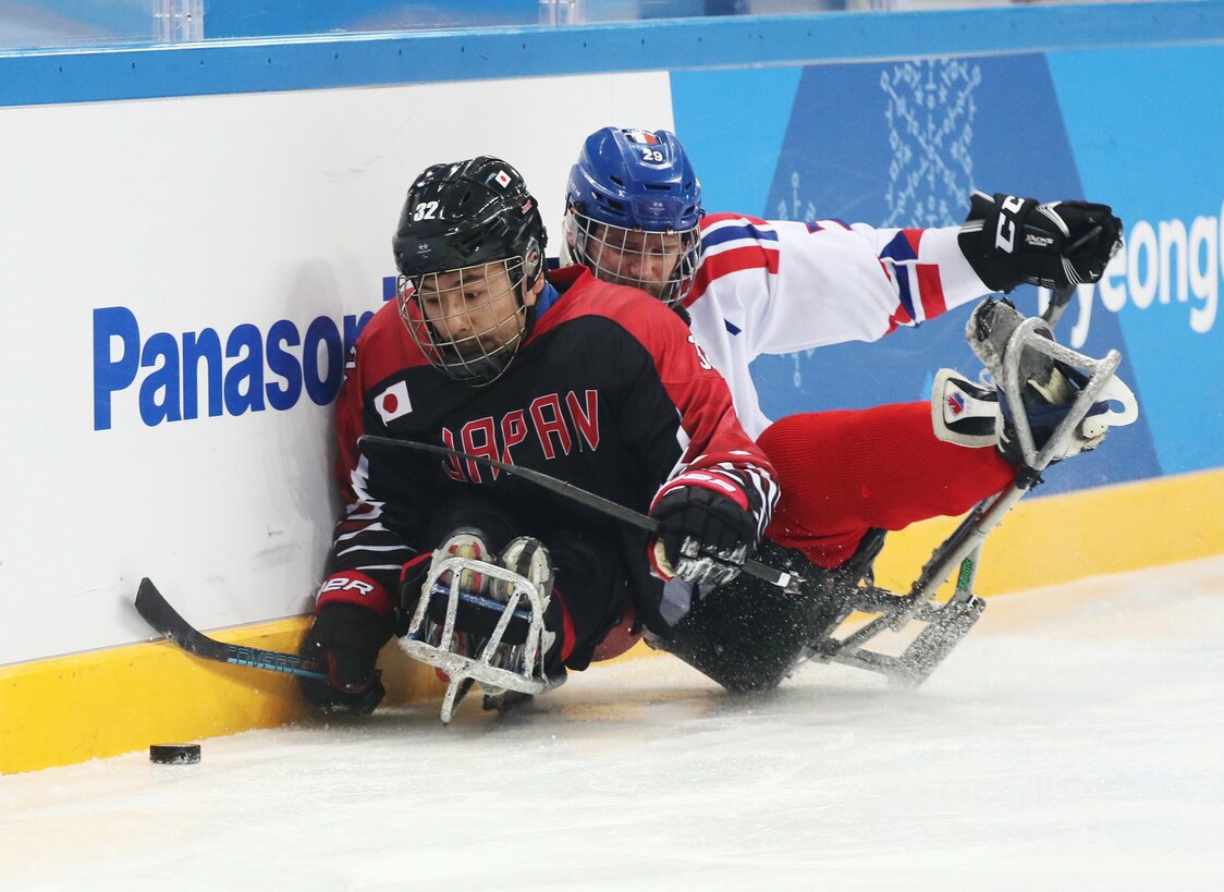 Uehara Daisuke (izquierda) compitiendo contra el equipo checo en la primera liga de hockey sobre hielo adaptado de los Juegos Paralímpicos de Pieonchang 2018. Tomada el 13 de marzo de 2018 en Gangneung, Corea del Sur. (Jiji Press)
