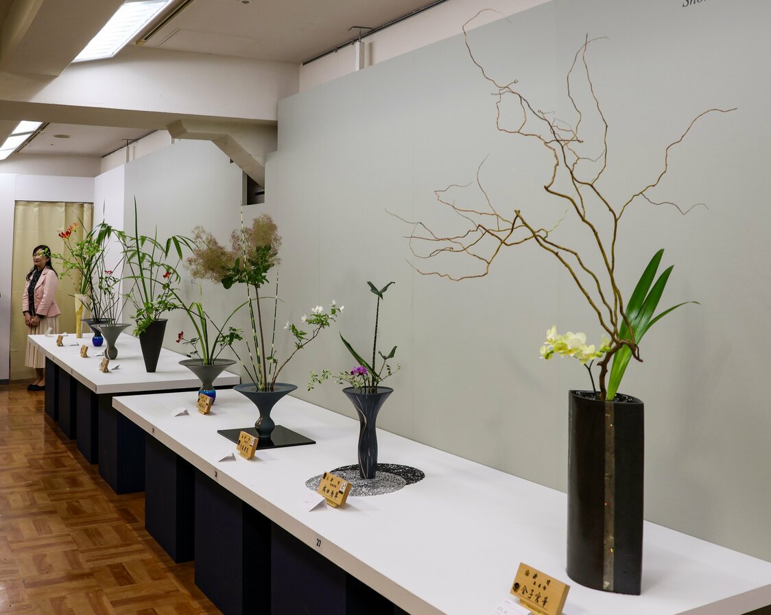 専永家元が考案した「生花新風体」は現代の居住環境に合わせて小型にした様式