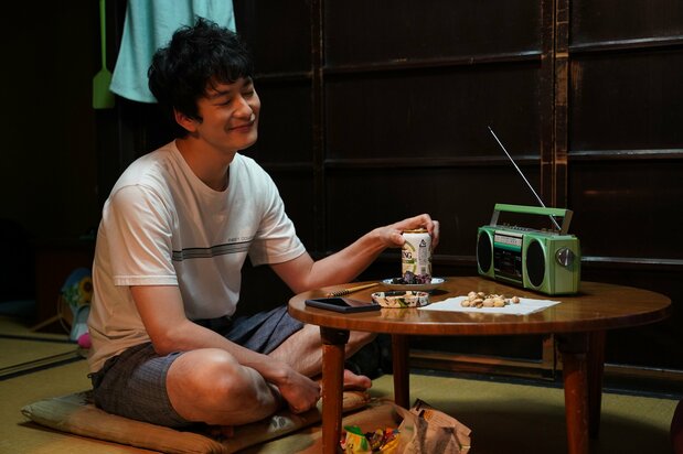 ワンテンポ早いハジメ(岡田将生)だが、ラジオ好き&町家暮らしという、どこかまったりとした設定 ©2023『1秒先の彼』製作委員会