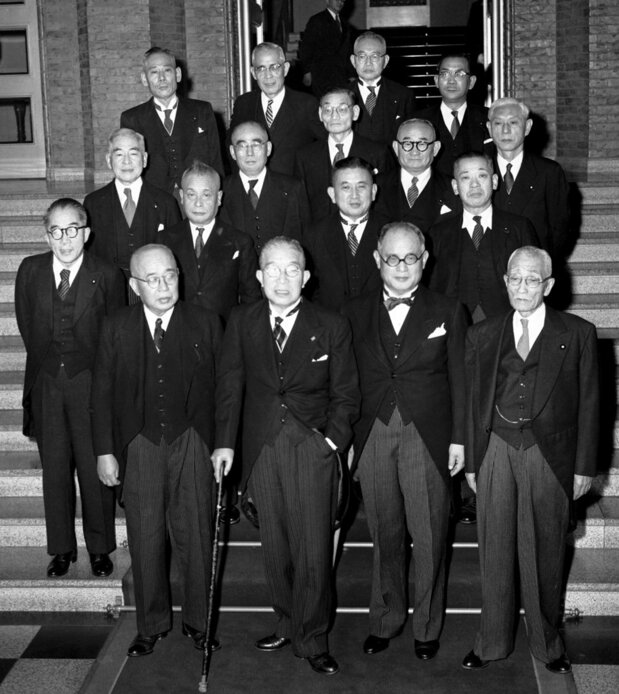 第1次鳩山内閣の顔ぶれ、前列右から3人目が鳩山一郎、1954年12月10日(共同)