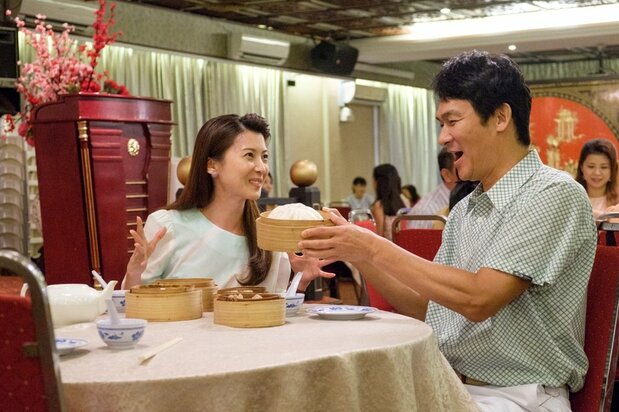 若き日の真人の両親(ジネット・アウ、伊原 剛志)©Wild Orange Artists/Zhao Wei Films/Comme des Cinemas/Version Originale