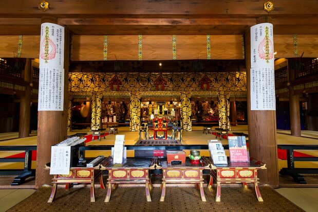 获得特别许可拍摄的正殿根本中堂的内部。据介绍，遵从“万物平等”的思想，佛像被安放于与人的视线高度相当的位置