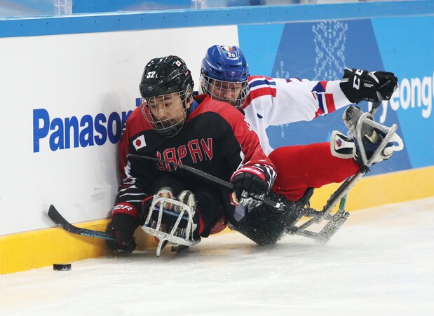 Uehara Daisuke (izquierda) compitiendo contra el equipo checo en la primera liga de hockey sobre hielo adaptado de los Juegos Paralímpicos de Pieonchang 2018. Tomada el 13 de marzo de 2018 en Gangneung, Corea del Sur. (Jiji Press)